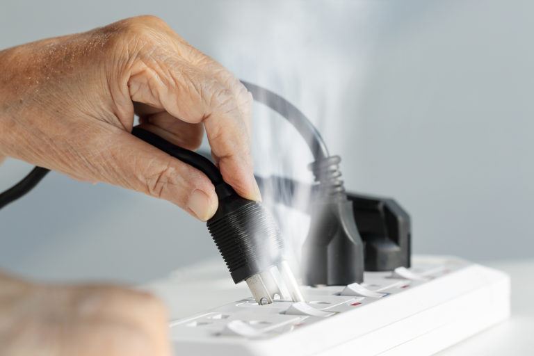 Cách sửa ổ điện bị chập